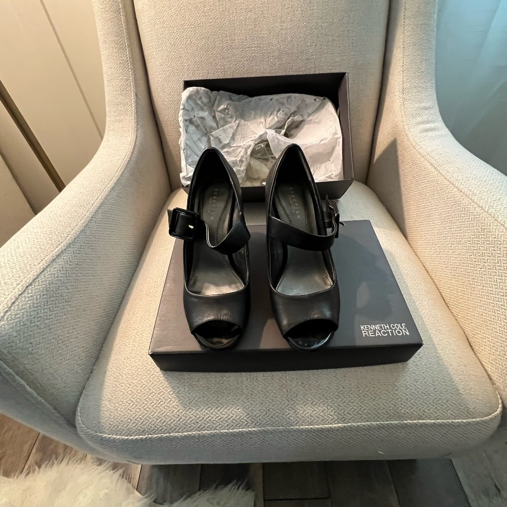 Kenneth Cole Reaction Bell-a Women's Black Leather Open Toe Heels